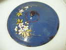 Couvercle De Soupiere Emaillee Coloris Bleu Decor Fleur -avec Des Eclats-diametre 19.3cm Et Total 21cm - Art Populaire