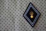MILITARIA  ECUSSON  EN TISSU  MARINE OU ARMEE  NATIONALE FRANCAISE CORPS A IDENTIFIER MERCI ! SCRATCH VERSO - Patches