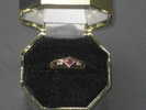 Ring Geel Goud 18 Kt. Met 4 Briljanten En 1 Robijn / Bague Or Jaune 18 Ct. Avec 4 Brillants Et 1 Rubis. - Bagues