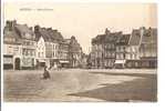 62 -   HESDIN  -  Place D´ Armes - Animée  Magasins Cycles - Vêtements - Engrais - Graines... - Hesdin