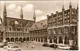 LÜBECK-MARKTPLATZ MIT RATHAUS-Alte Autos - Lübeck