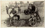 COURSE MOTO En TERRAIN VARIÉ : ENDURO - VRAIE PHOTO [ 8 X 13 CM ] NON LOCALISÉE - ANNÉE: ENV. 1950 - 1955 (f-265) - Motorcycle Sport