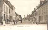 FERE-CHAMPENOISE - Rue De Châlons (Carte Légèrement Colorée Avec BELLE ANIMATION Devant La Café Du Commerce) - Bon état - Fère-Champenoise