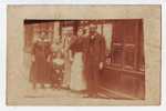 CARTE PHOTO 1910s Famille Posant Devant Commerce Alimentation Ou Café Bar à Localiser Peu Commun  ¤8167AA - Negozi