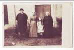 Destinée à M. RIDE Sens De Bretagne ¤ CARTE PHOTO 1910s Famille Paysanne Cour Ferme Habits Paysans Peu Commun AS TREFLE - Farms