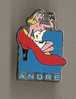 Pin's Femme Pin-up Blonde : Chaussures ANDRE , Robe Blanche Et Coupe De Champagne - Pin-ups