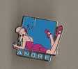 Pin´s Femme Pin-up Blonde : Chaussures ANDRE , Robe Pourpre Et Musique - Pin-Ups