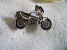 Pin´s Moto  CAGIVA Enfant 900 Lucky Export - Motorbikes