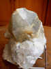 QUARTZ  DE  PEGMATITE 13 X 9,5 CM MAYRES CRISTAL CASSE AU DOS - Minerals