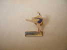 Pin´s Gymnastique .Gym FEMINA. MONTARGIS. 45 LOIRET - Gymnastik