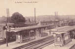 JUVISY.  _  Une Vue Sur La Gare. Quai Avec Grosse Pendule, Abris Vitrés. Voyageuse, Train De Marchandise à Quai. Poteaux - Juvisy-sur-Orge