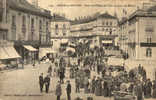 SABLE-SUR-SARTHE UN JOUR DE MARCHE  PLACE DE L HOTEL DE VILLE TRES ANIMEE - Sable Sur Sarthe