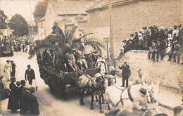 Doué La Fontaine    49   :  Proche Avenue De La Gare  Fête; Défilé, Char Décoré, Attelage Carte Photo   (voir Scan) - Doue La Fontaine