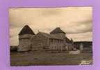 89  Montreal Chateau Monthelon XIIeSiécle   Vue Interieure Animée   Cour Colombier  CPSM  Dentellée Année1959 - Montreal