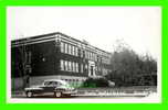 GRANBY, QUÉBEC - ÉCOLE NOTRE-DAME - ANIMÉE VIEILLE VOITURE EN CLOSE UP - - Granby