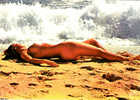 PIN UP.   FEMME NUE ALLONGEE SUR LE SABLE DEVANT L'ECUME DES VAGUES - Pin-Ups