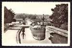 CPSM-PHOTO  ANCIENNE- FRANCE- BRIARE (45)- PONT CANAL SUR LA LOIRE- LA PENICHE "NAIN-JAUNE" EN GROS PLAN- ANIMATION - Briare