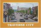 Traverse City MI Michigan, Busy Main Street View,Business Sign, Autos, Clock, On C1980s Vintage Postcard - Sonstige & Ohne Zuordnung