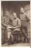 MILITARIA . CARTE PHOTO . 3 SOLDATS POSANT . N° 17 & N° 111 Sur Cols - Sonstige & Ohne Zuordnung