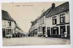 Cpa CASSEL Rue De Saint Omer - Indiqué " Tramway " Sur La 1ere Maison - Population A La Pose  ELD 19 - Cassel