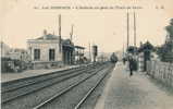 LES MUREAUX - L'Arrivée En Gare Du Train De Paris - Les Mureaux