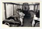 Couple S´embrassant Dans Un Wagon De Metro Ou De Train, Photo: Frederic Rolland (10-2250) - U-Bahnen