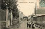 CPA - 78 - MAURECOURT - Rue De Paris - Carte Légèrement Décollée - 126 - Maurecourt