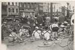 P 117 - JEAN ROBIC Discute Avec Ses Camarades Avant Le Départ 4 Em étape Dieppe - Lille -  Le 7 7 1953 - - Ciclismo