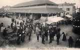 Challans - Les Halles Un Jour De Marché - Challans