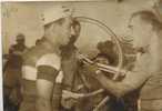 P 200 - PHOTO -POBLET ET DEFILIPIS Régland Leur Matériel.- Voir Description - 26 6 1957 - - Cyclisme