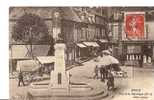 TOUCY PLACE DE LA REPUBLIQUE ET ATTELAGE DE MR MARTIN ALPHONSE MARCHAND DE PORC A BEAUVOIR (89) REF 18920 - Toucy