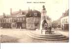 TOUCY PLACE DE LA REPUBLIQUE (MONUMENT ET ENFANTS)   REF 18922 - Toucy