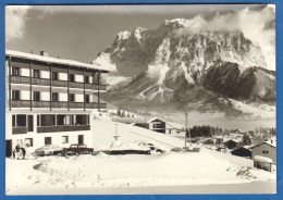 Österreich; Lermoos; Winterlandschaft Mit Hotel Und Autos - Lermoos