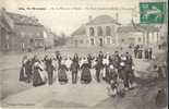 MORBIHAN 56.PLUVIGNIER.SUR LA PLACE DE LA MAIRIE UNE NOCE DANSE LA RIDEE - Pluvigner