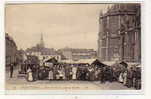 Armentières : Place De L'église, Jour De Marché - Armentieres