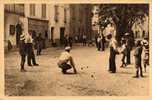 13 JOUEURS DE BOULES SUR LA PLACE - LIEU A DECOUVRIR - Boule/Pétanque