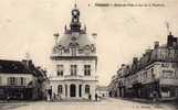 FISMES  HOTEL DE VILLE ET RUE HUCHETTE  AVEC ANIMATION ET COMMERCES  CIRC 1915  EDIT  CG   / N  4 - Fismes