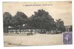 Bressuire (79) : Place Saint-Jacques Env 1920 (animée). - Bressuire