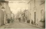 MONNAIE  -  La Vieille Rue Et L'Eglise - Monnaie