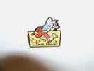 PIN´S TINTIN (et Milou). REPORTER PHOTOGRAPHE. Pub. Color Star Benelux 1992. Hergé TL. Fond Bronze. - Pin's