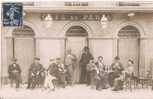 SIGEAN (AUDE) CARTE PHOTO DU CAFE DE PARIS 1908  (BELLE ANIMATION PERSONNAGES ASSIS) - Sigean