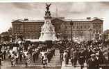 10809    Regno  Unito  London   Victoria  Memorial  Buckingham  Palace And  Guards  NV  (scritta) - Buckingham Palace