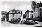 89. Yonne : Seignelay . La Place Et Le Monument Aux Morts - Seignelay