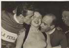 P 368 - PHOTO - Les Six Jours De Paris Remporté Par Godeau - Senfftleben Embrassant Yvette H - 1954 - Voir Description - - Wielrennen