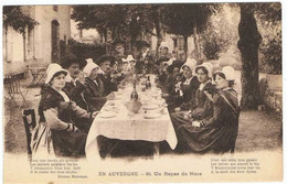 EN   AUVERGNE   Un Repas De Noce - Matrimonios