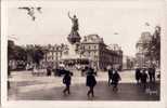 CPSM Belle Carte PARIS La Place De La République - Le Monument Par Morice - Voiture ANIMEE REAL PHOTO  Mona TBE - Arrondissement: 11