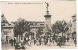 Troyes    Militaires Devant Statue Des Bienfaiteurs - Kriegerdenkmal