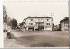 32 - NOGARO-EN-ARMAGNAC-  LA PLACE - COMMERCES, STATION SERVICE BP - CPSM DENTELEE EN NOIR & BLANC - Ed. MYS - BE - Nogaro