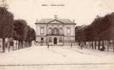 60-MOUY- Hôtel De Ville- Animée:Dame,  Balayeur, Promeneur Et Son Chien. Guerre 1914- 18 CPA 1918 - Mouy
