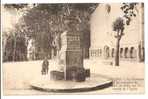 66  - PRADES  -  La Fontaine Et Les Colonnes De Michel De Cuxa Sur La Façade De L´ Eglise  -  Animée - Prades